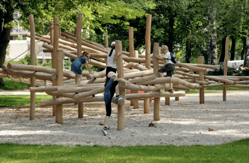 natuurlijk spelen met houten speeltoestellen
